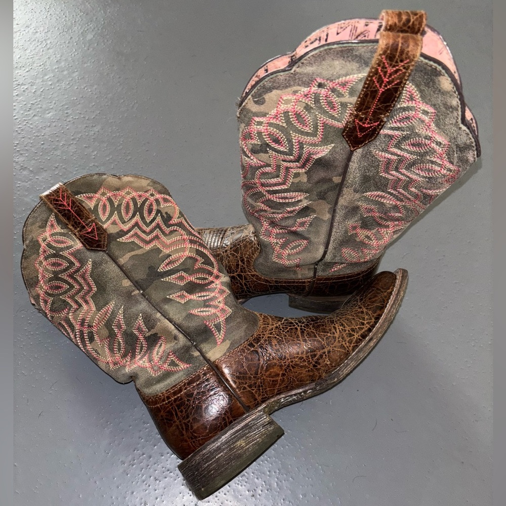 Ariat Circuit Cisco Western Boot. Camouflage and Pink.